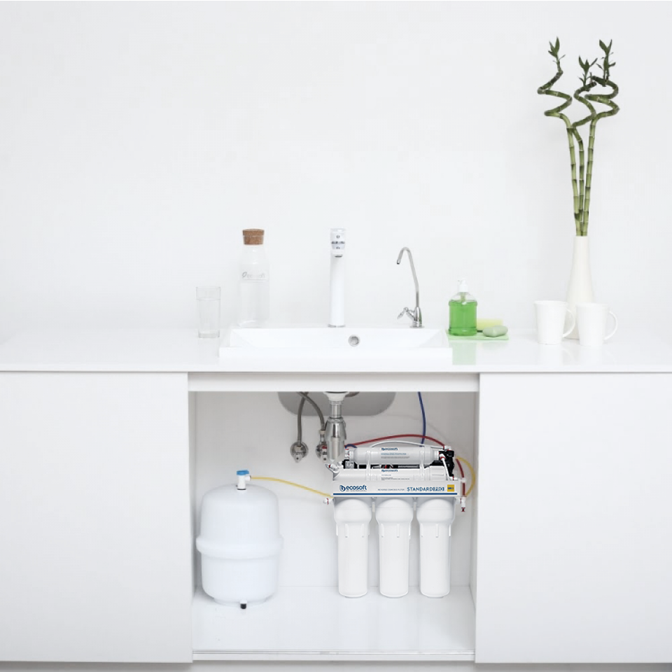 STANDARD PRO reverse osmosis filter with mineralization and pump on metal rack
