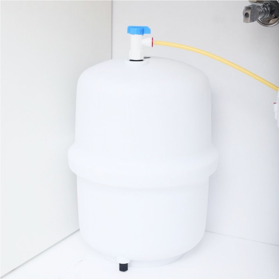 STANDARD PRO reverse osmosis filter with mineralization and pump on metal rack