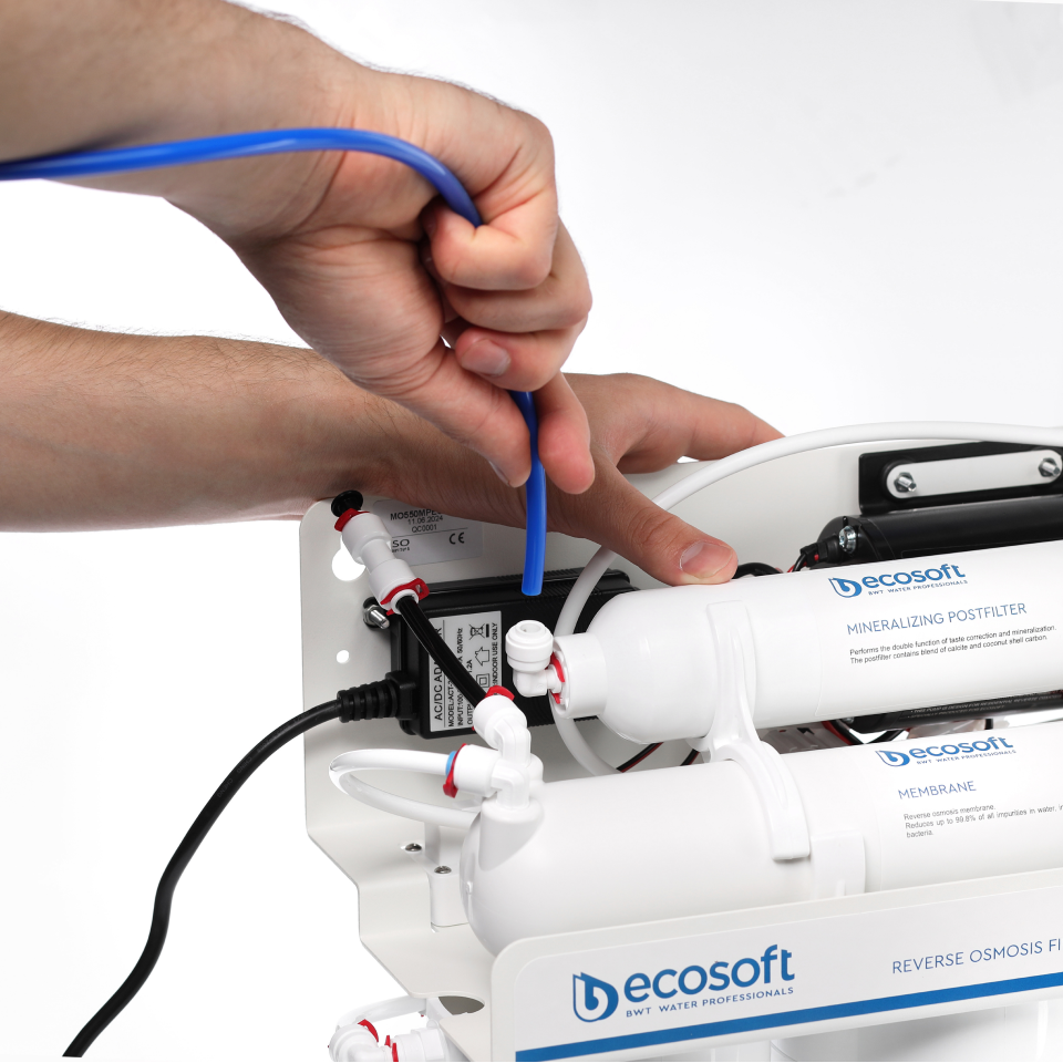 STANDARD PRO reverse osmosis filter with mineralization and pump on metal rack