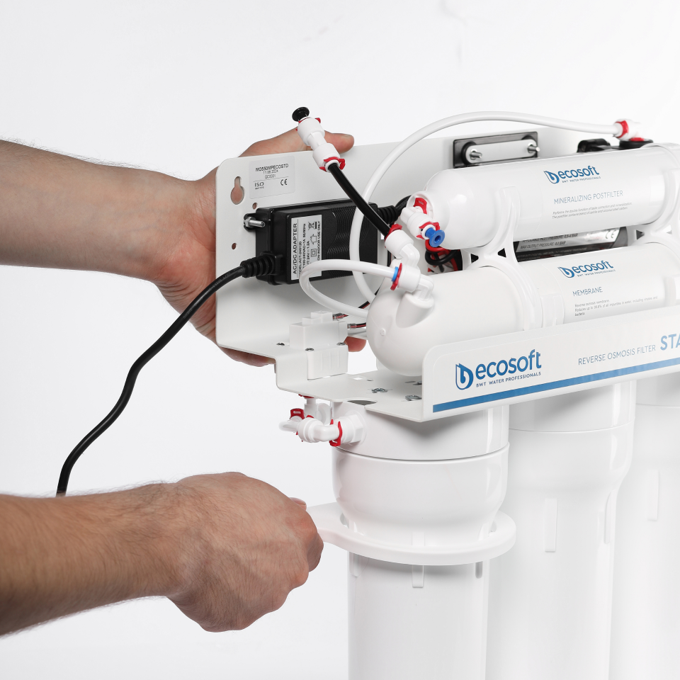 STANDARD PRO reverse osmosis filter with mineralization and pump on metal rack