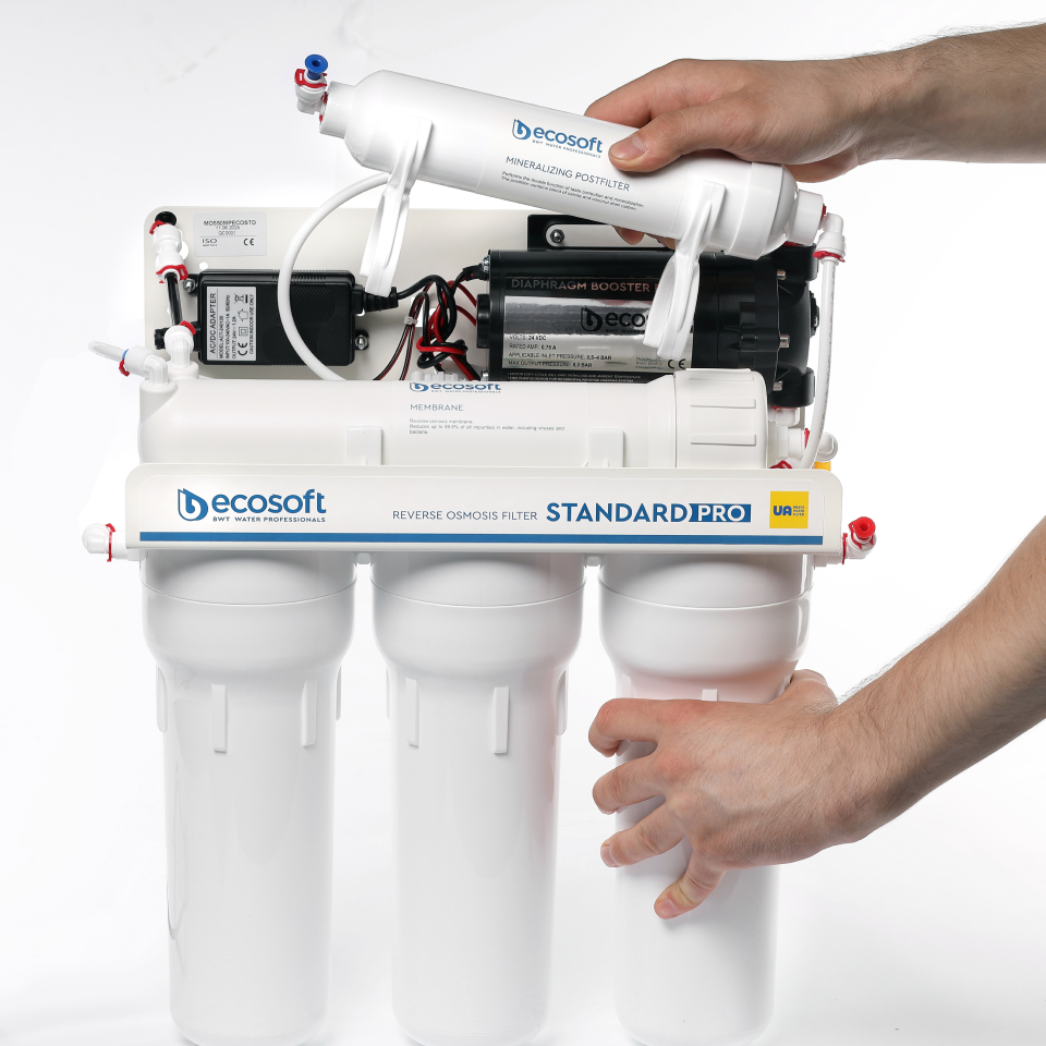 STANDARD PRO reverse osmosis filter with mineralization and pump on metal rack
