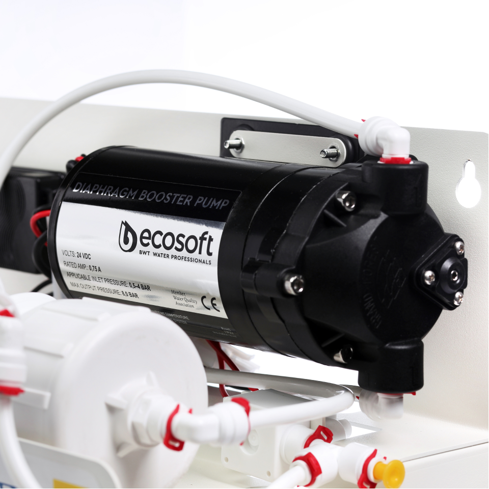 STANDARD PRO reverse osmosis filter with mineralization and pump on metal rack
